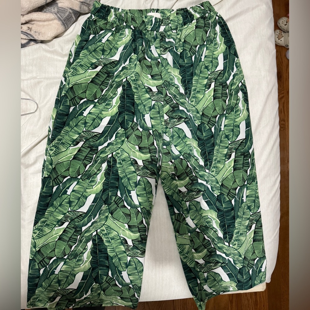 Summer Capris Green/White Patterned Leaves